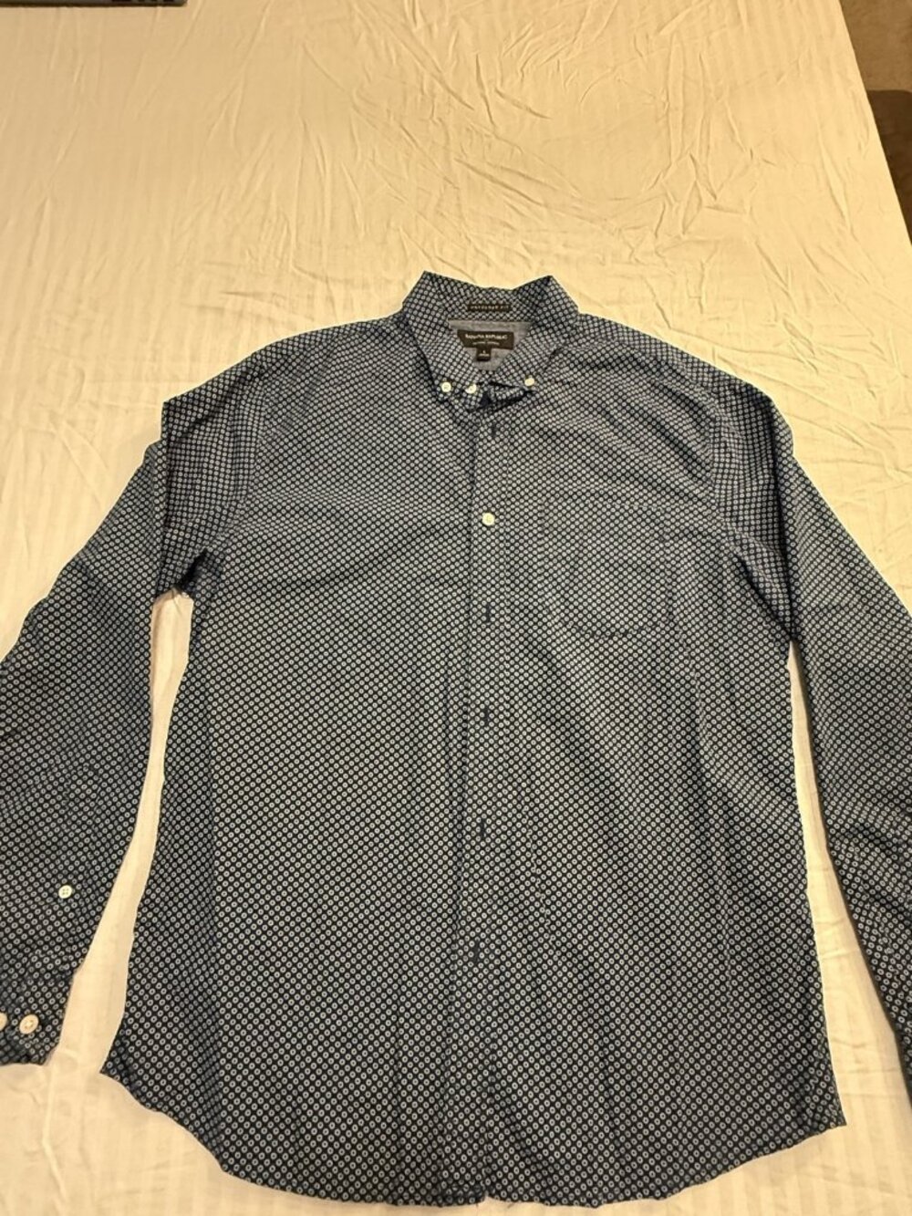 Banana Republic Untucked Fit Button Down Shirt Men's L Navy Geometric Print